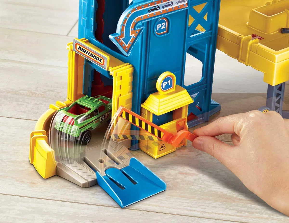 Matchbox Garage a 4 Livelli, Playset con Veicolo Incluso, Giocattolo per Bambini 3+ Anni, Multicolore, CJM67