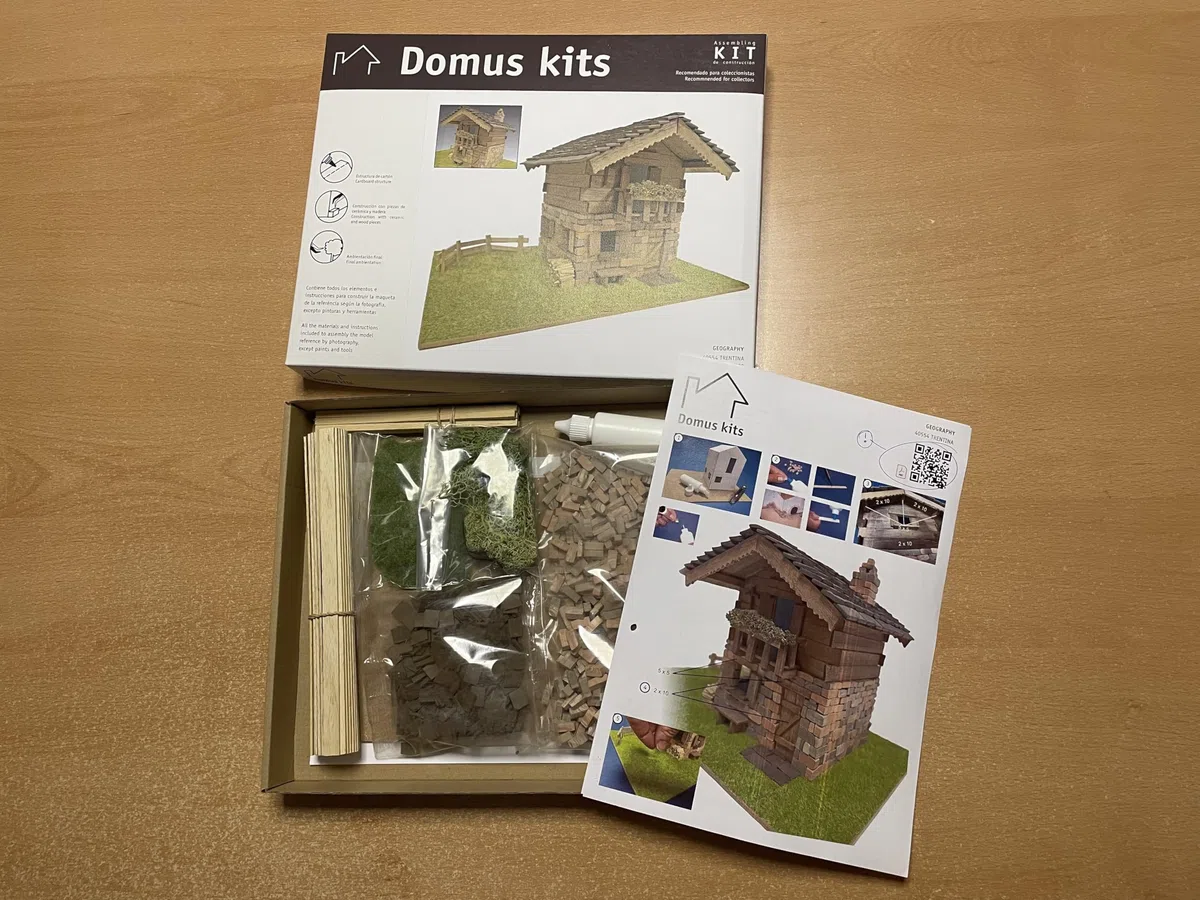 DOMUS KITS Casa Trentina,Kit di montaggio in legno e mattoncini, assemblaggio necessario, scala 1:50