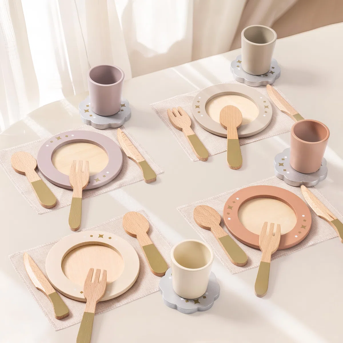 ROBOTIME Set di stoviglie in legno 29 pezzi per bambini, 4 set di piatti colorati, per giochi di ruolo, accessori da cucina Montessori, regalo e per bambine e bambini