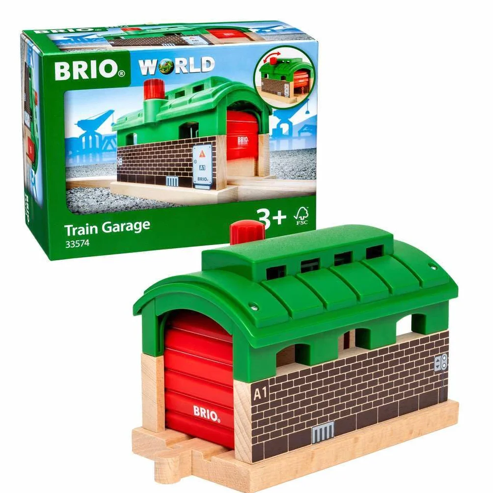 BRIO World - 63357400 - Capanno girevole per locomotive con porta avvolgibile, accessori per treni in legno BRIO, giocattoli per bambini dai 3 anni in su