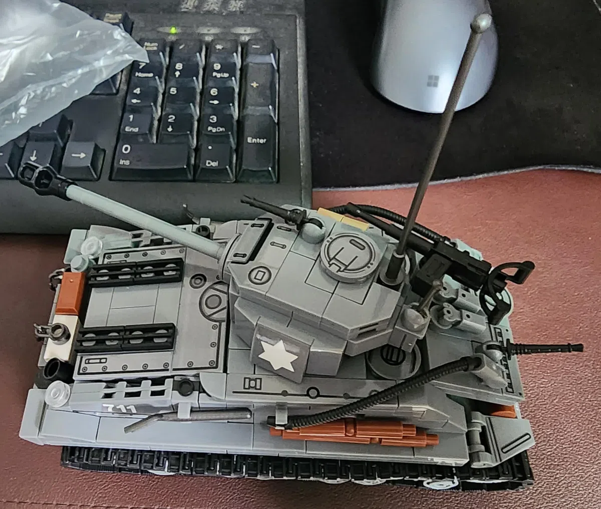 Kit di Costruzione Giocattolo di Carri Armati dell'Esercito WW2 di Cattle, Un Tiger Tedesco e un Modello di Carro Armanto M4 Sherman Americano 1184 Blocchi Giocattolo Militare Regalo per Ragazzi