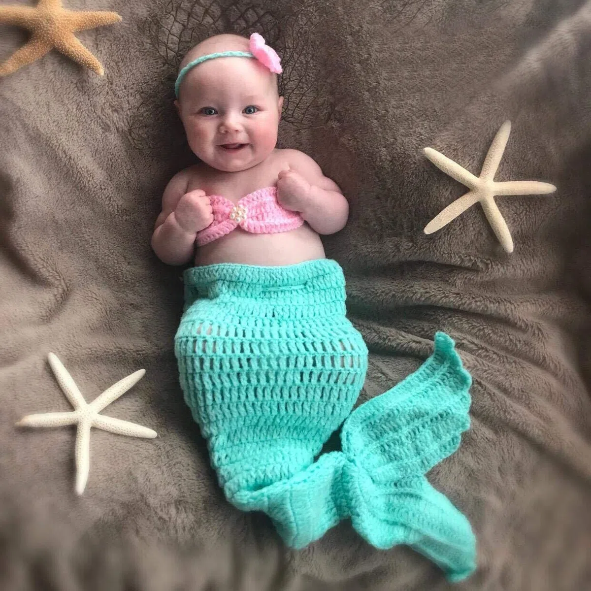 3 PCS Requisiti Fotografici per Neonati, Outfit da Sirena per Foto di Neonati, Set di Costumi da Sirena Fatto a Mano a Crochet, Include Corona, Reggiseno, Coda, Costume da Sirena per Bambini