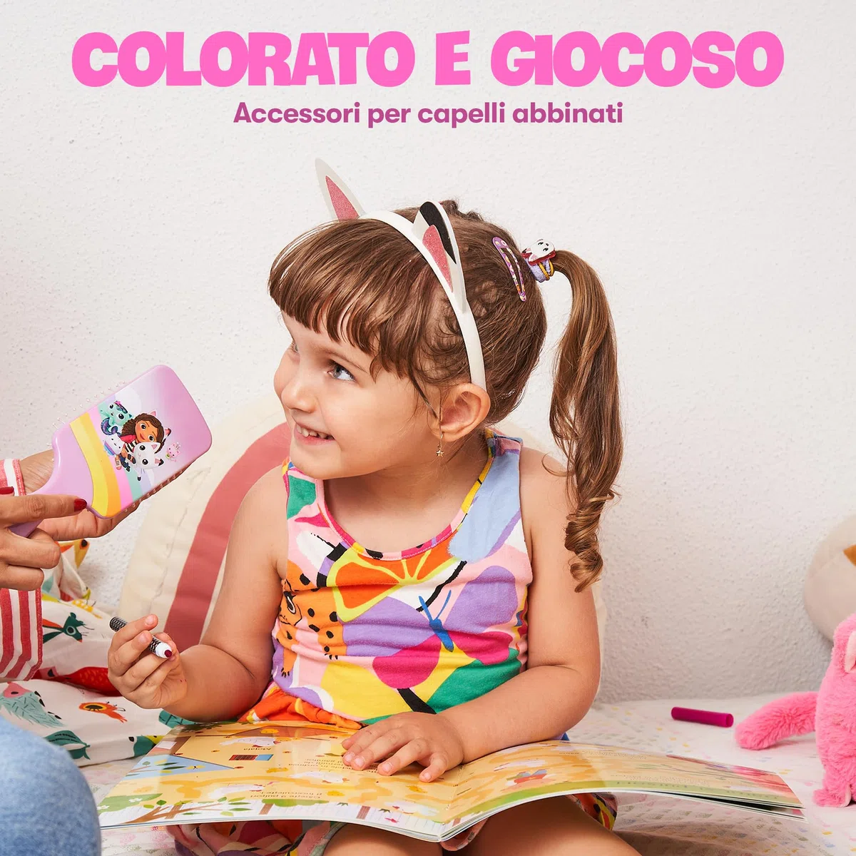 GABBY'S DOLLHOUSE - Gabby Gatto e Casa Magica - Gatto Bambina - Kit Accessori per Capelli - Spazzola, Cerchietto di Gabby, Orecchie, Costume - Idea Regalo per Ragazza