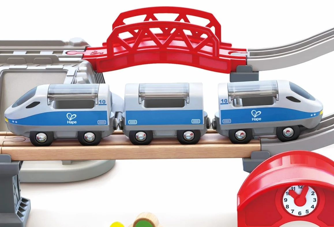 Hape Set Treno in città | Con binari, ponti, personaggi, trenino e box | Per bamini dai 3 anni