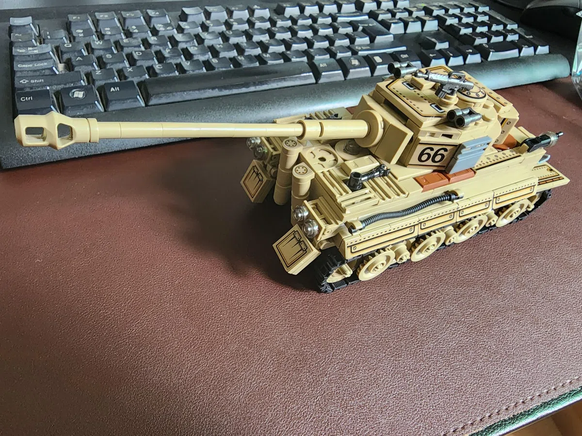 Kit di Costruzione Giocattolo di Carri Armati dell'Esercito WW2 di Cattle, Un Tiger Tedesco e un Modello di Carro Armanto M4 Sherman Americano 1184 Blocchi Giocattolo Militare Regalo per Ragazzi