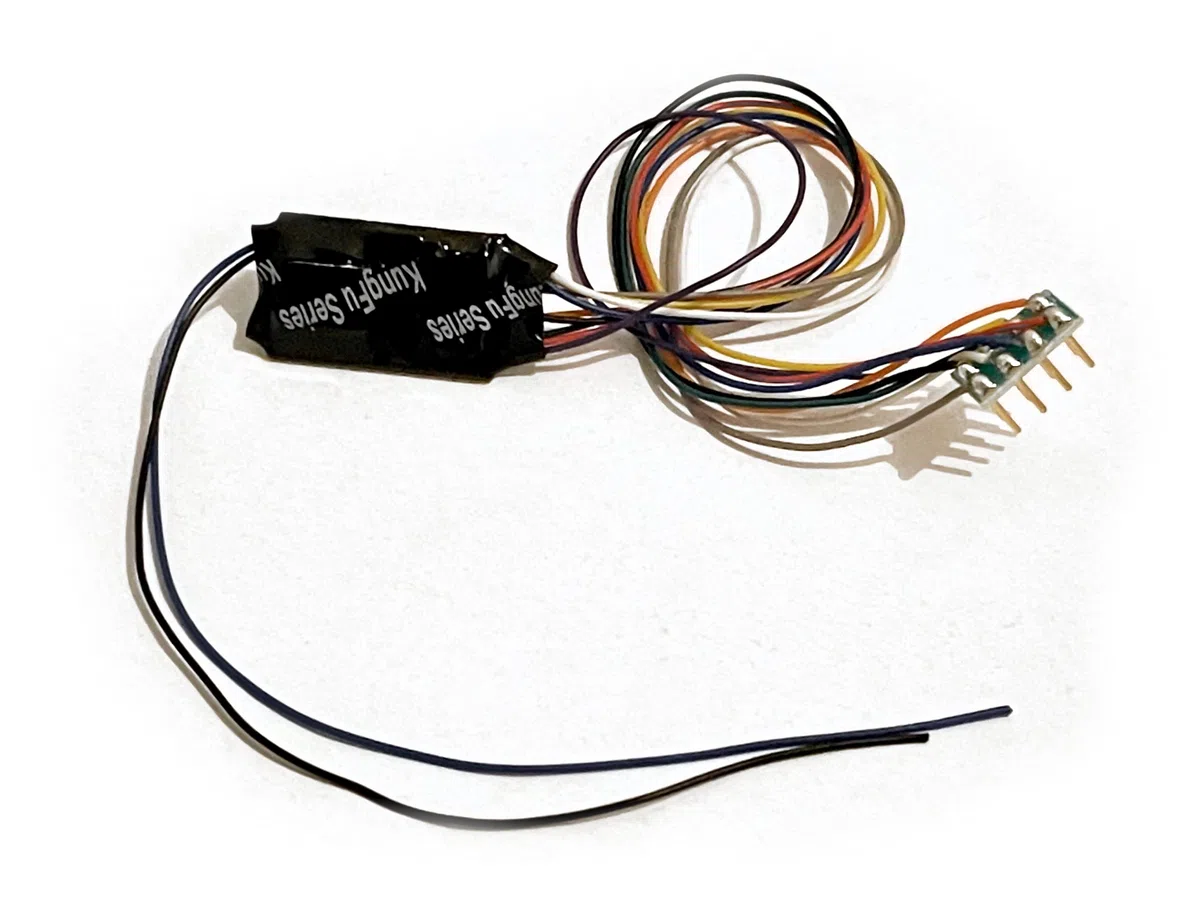 Decoder DCC per locomotiva a 4 funzioni con spina NEM 652 a 8 pin