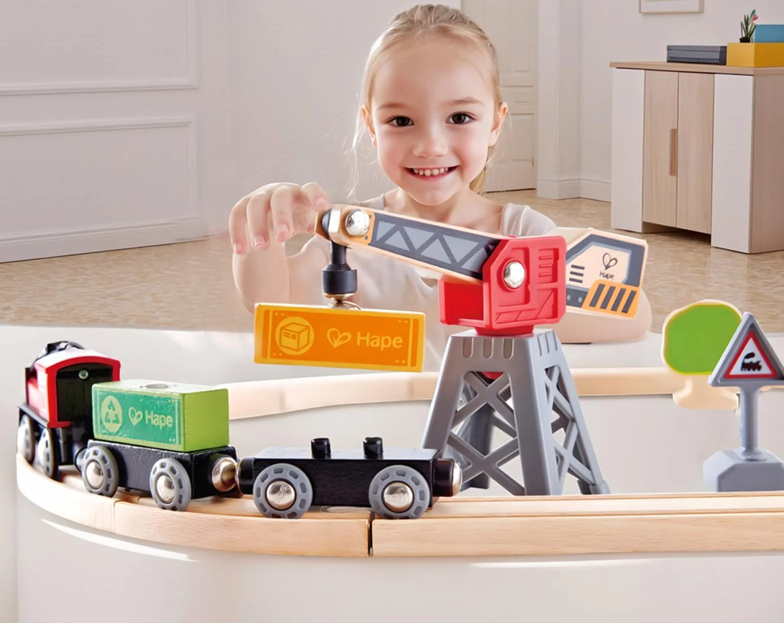 Hape Pista con trenino a batteria e gru - Include 10 binari in legno dritti e curvi per pista ad anello, Locomotiva n. 1 rossa e gru con magnete per bambini dai 3 anni
