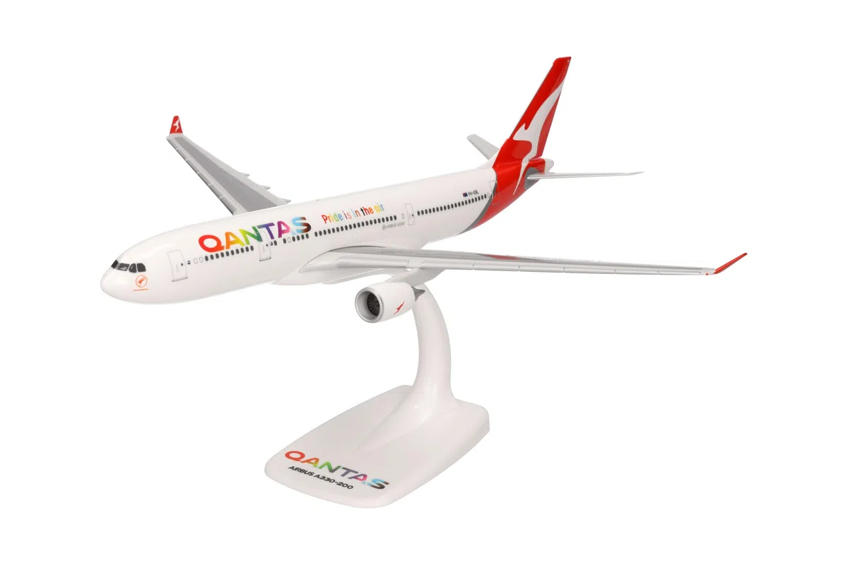 Herpa modello di aereo Qantas Airbus A330-200 "Pride is in the Air" in scala 1:200 - Snap-Fit, pezzo da collezione, miniatura deco, statuetta con supporto in plastica