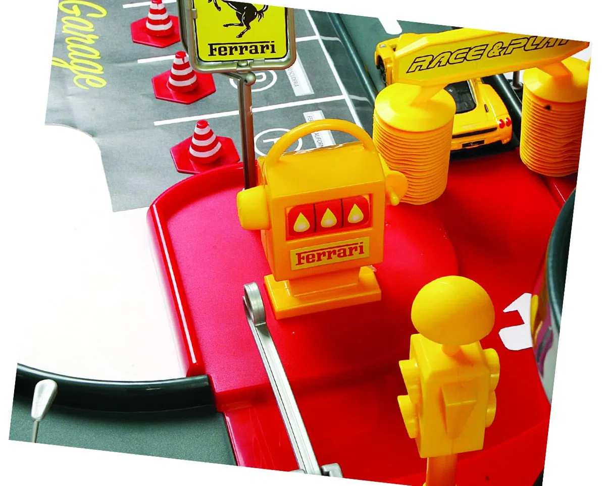 Bburago 15631204 - Parcheggio Ferrari incl 2 auto 1:43