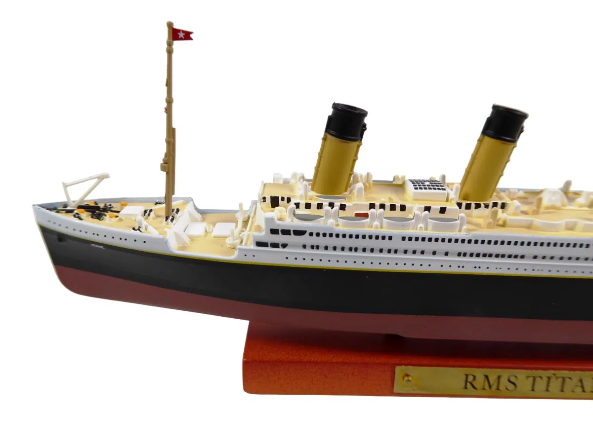 OPO 10 - Lotto di 2 Oggetti da Collezione del Famoso transatlantico RMS Titanic: Nave + Targa Decorativa