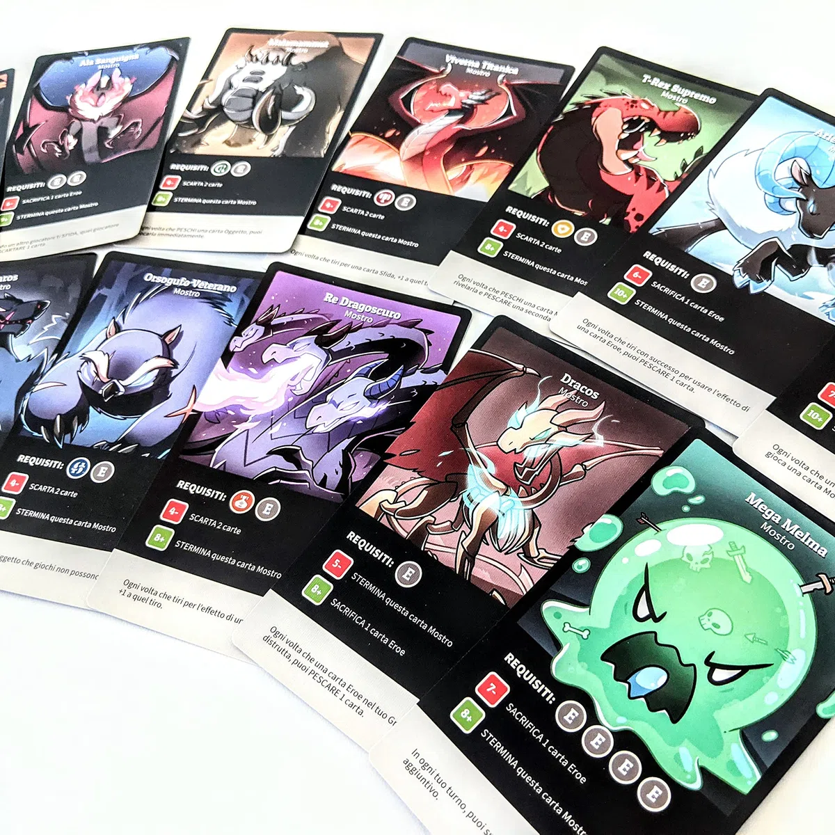 Asmodee – HERE TO SLAY – Raduna il tuo Gruppo di Eroi e Stermina i Mostri – Gioco da Tavolo Strategico, Carte da Gioco Competitivo per Amici e Famiglia – 2-6 Giocatori – 10+ Anni – Ed. in Italiano