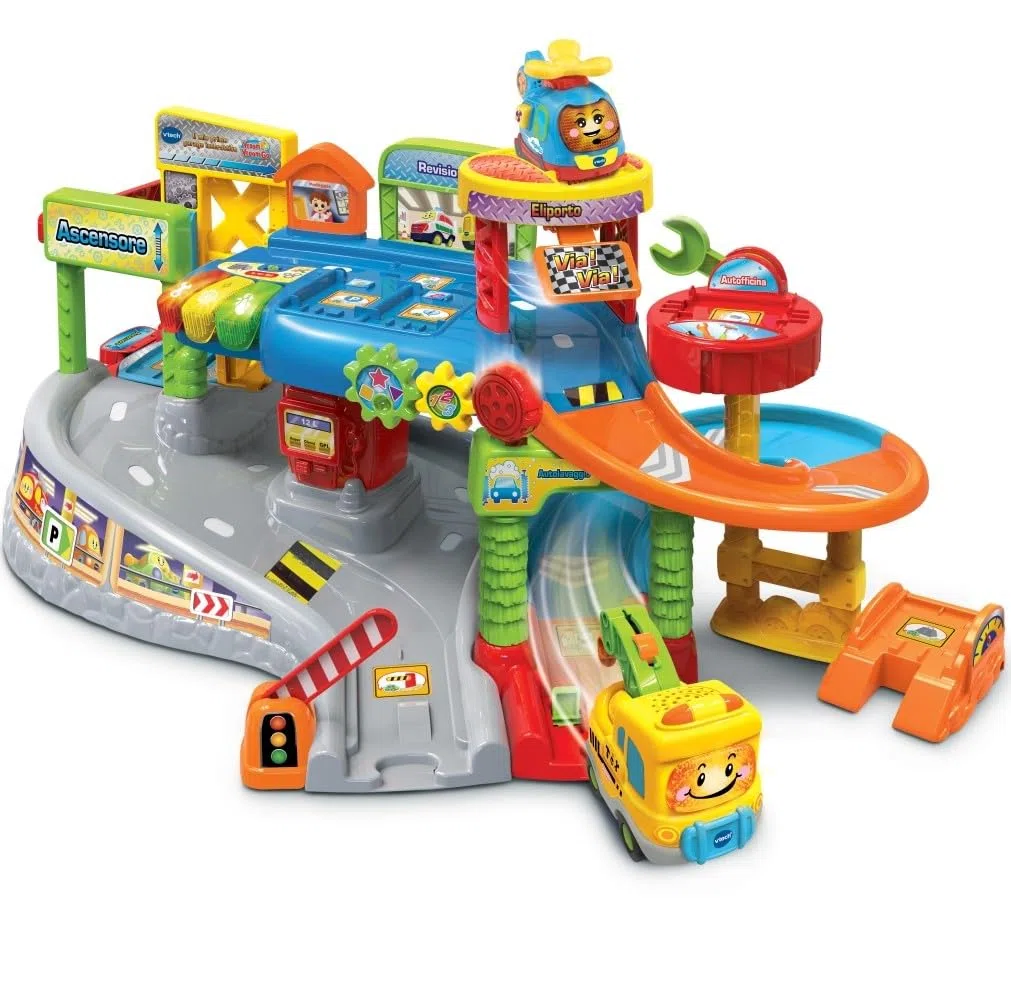 VTech Vroom Vroom Go - Il Mio Primo Garage Interattivo, Pista Macchinine con Garage Parlante, Incluso Veicolo Elettronico per Rimorchio, Pista Macchine con 9 Zone Magiche, Lingua Italiana, 1-5 Anni