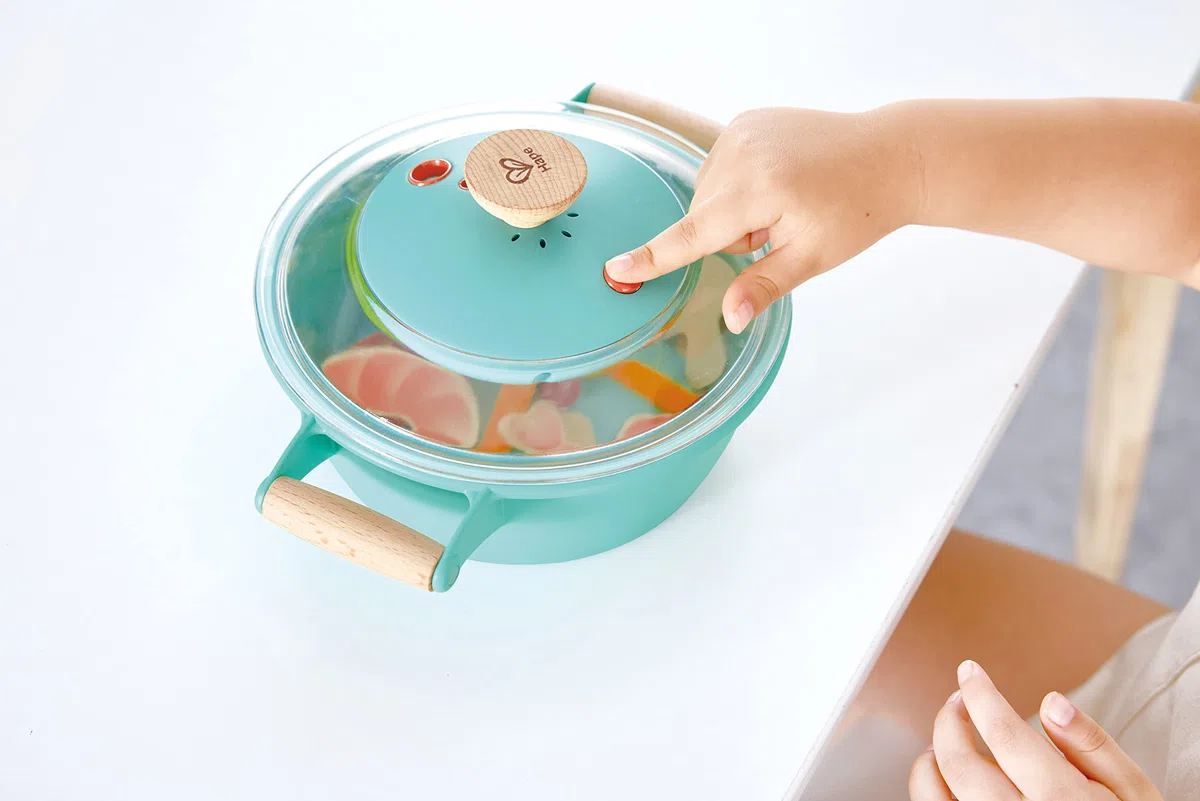 Hape - Set cucina al vapore per piccoli chef | Pentola giocattolo interattiva con contagocce e cibo giocattolo per bambini dai 3 anni su