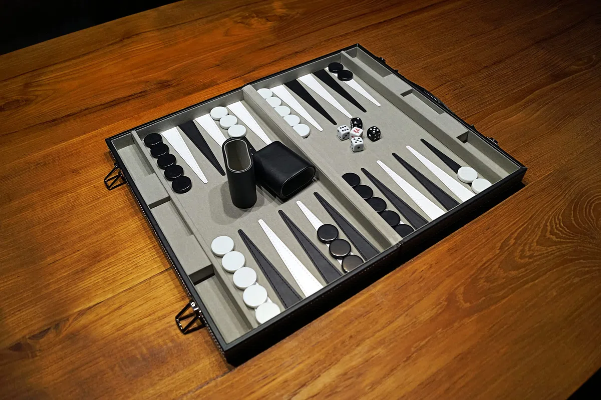 Attaché Case Backgammon Game - Set da backgammon in finta pelle con rivestimento interno in feltro pregiato - 48 x 38 cm - inclusi i bicchieri per i dadi