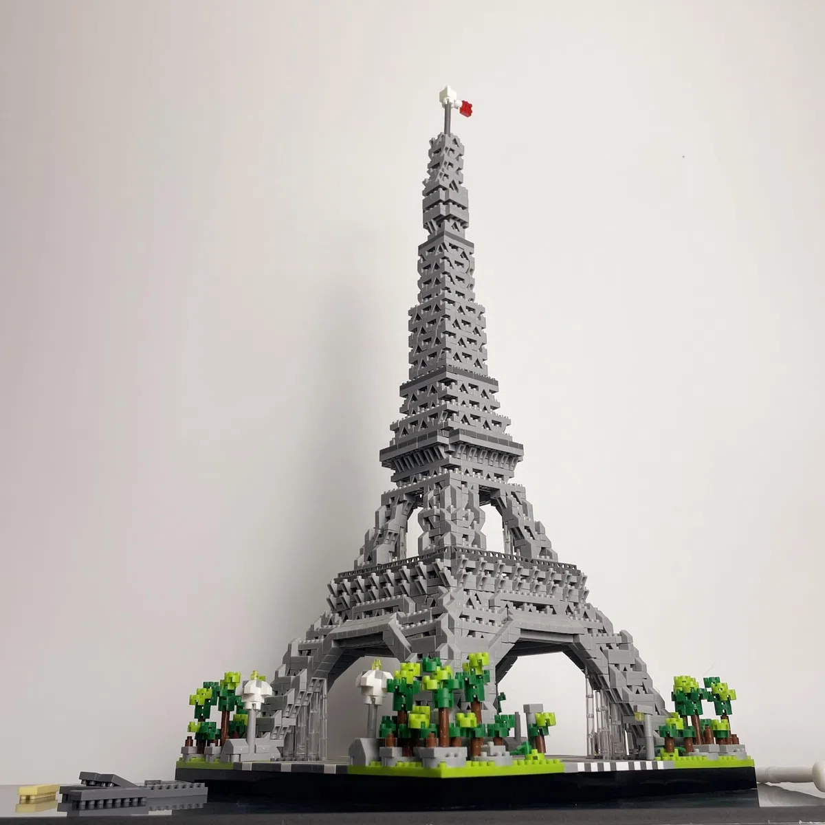 Costruisci lo splendore iconico francese con i micro mini mattoncini della Torre Eiffel di Parigi: divertenti giochi di artigianato per adulti