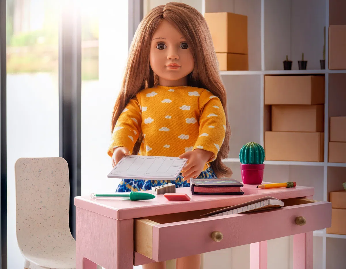 Our Generation - Set da ufficio OG Working Wonder - Mobili per la casa delle bambole - Set di scrivania e sedia per la casa - Accessori per bambole da 46 cm - Giocattolo per bambini dai 3 anni in su