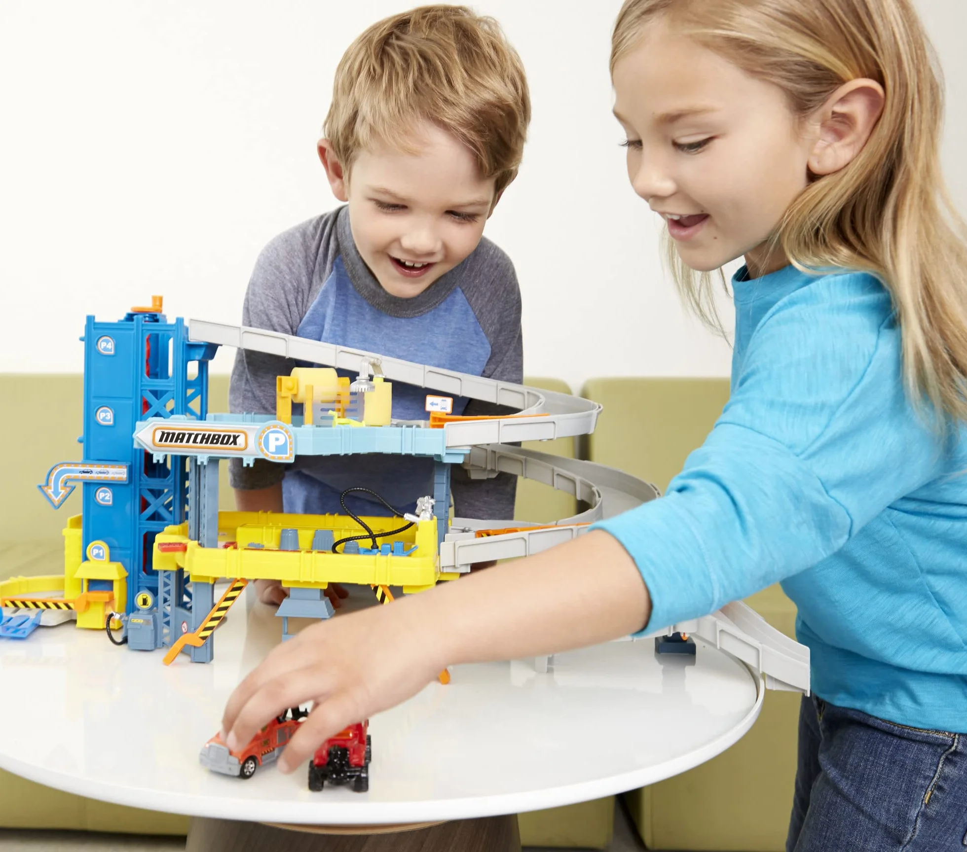 Matchbox Garage a 4 Livelli, Playset con Veicolo Incluso, Giocattolo per Bambini 3+ Anni, Multicolore, CJM67