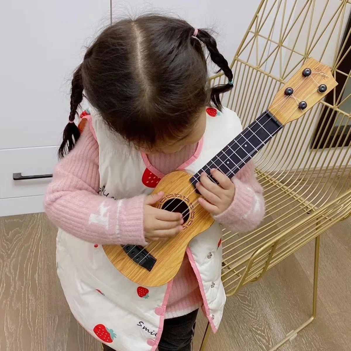 Mini chitarra, chitarra per asilo, giocattolo in plastica, ukulele per chitarra, giocattolo, ukulele per bambini, con 4 lati regolabili, per bambini (38 cm/marrone chiaro)