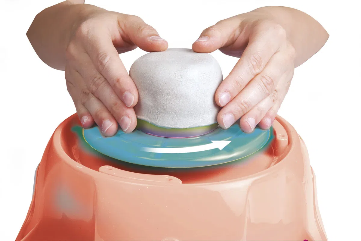 Clementoni Idea - Atelier della Ceramica, Gioco d'Arte per Bambini 7+ Anni, Set Creativo con Tornio Elettrico, Argilla e Accessori per Modellare Tante Creazioni, Made in Italy, Lingua Italiana, 18693