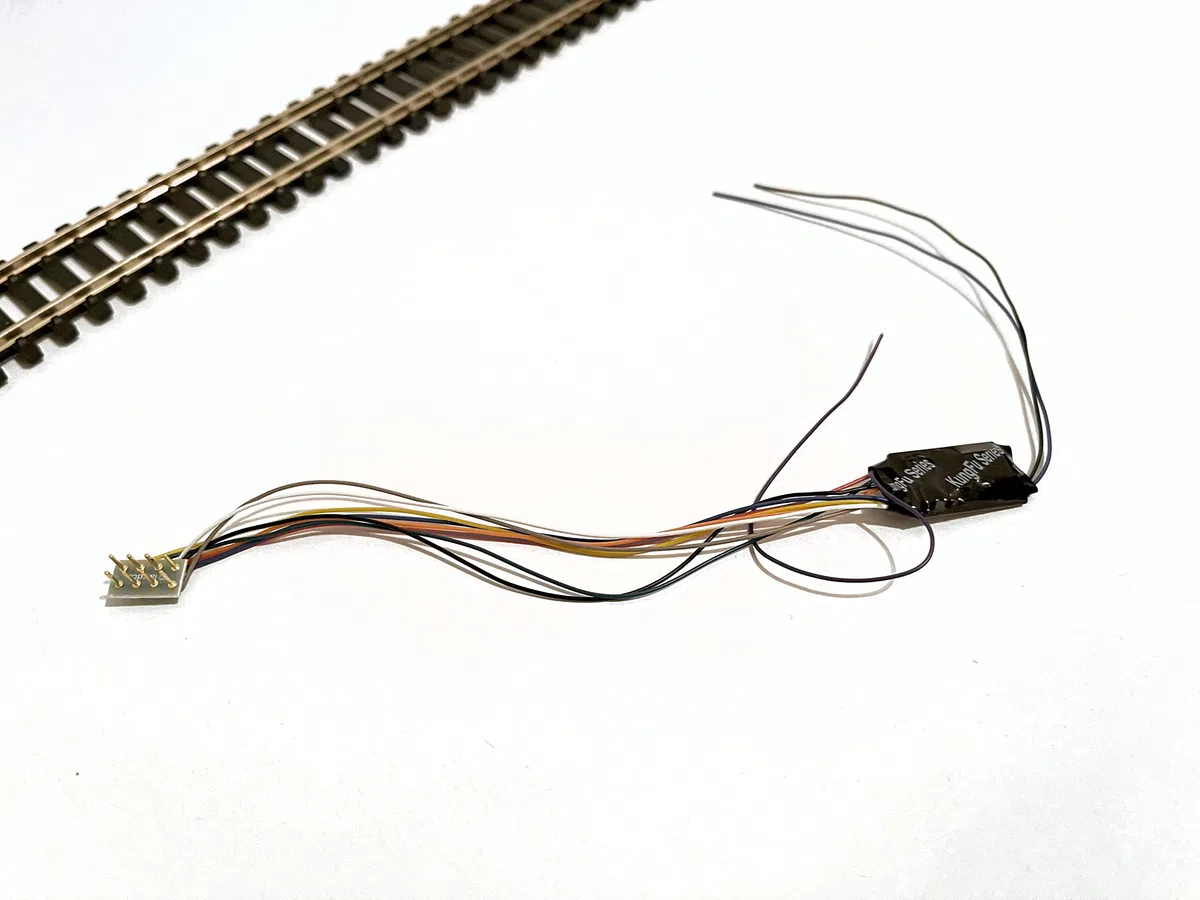 Decoder DCC per locomotiva a 4 funzioni con spina NEM 652 a 8 pin