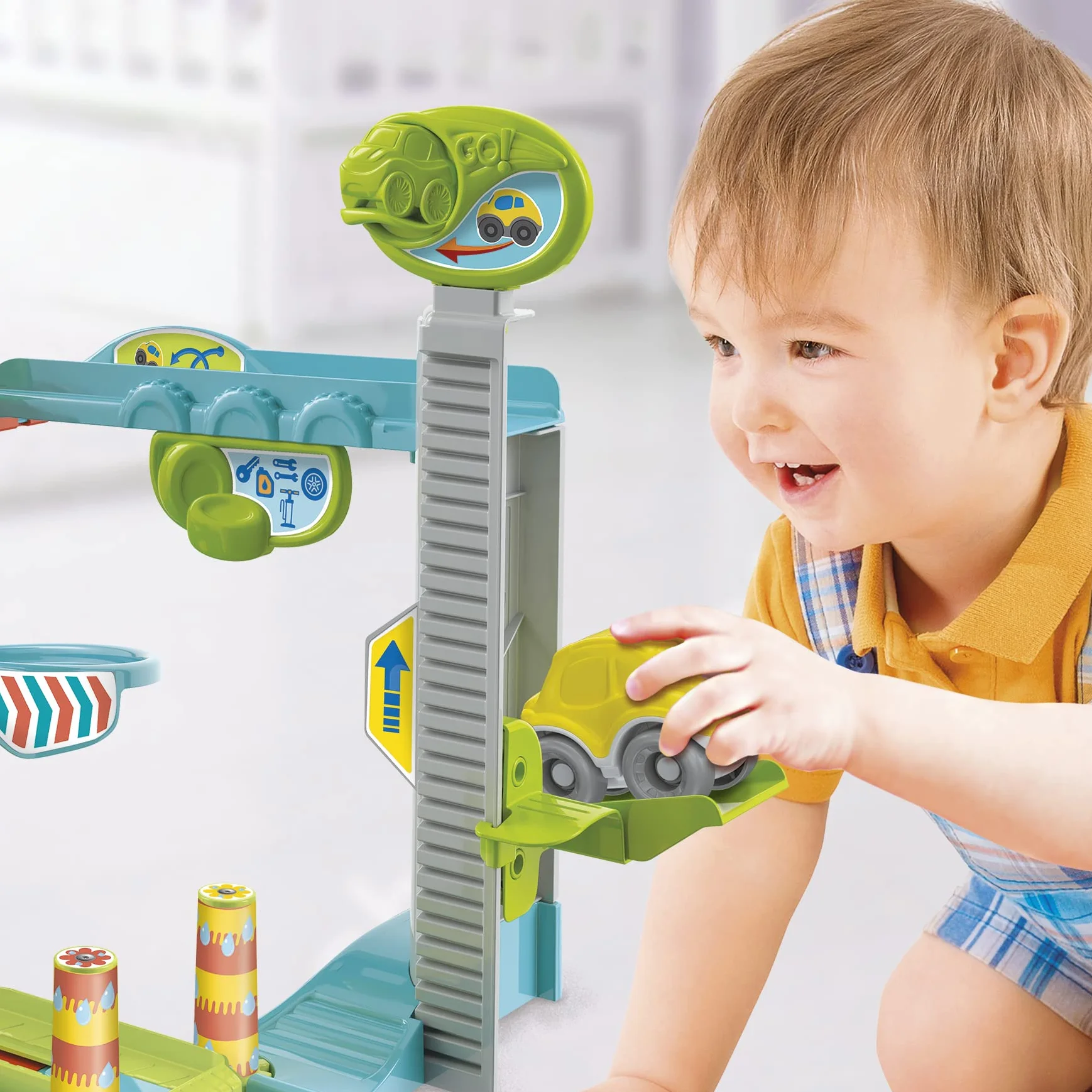 Baby Clementoni - Fun Garage Baby Track, Box e Pista Macchinine per Bambini 18+ Mesi, con 1 Macchinina, Gioco Prima Infanzia Made in Italy, Linea Play For Future, Stimola Manualità e Curiosità, 17404