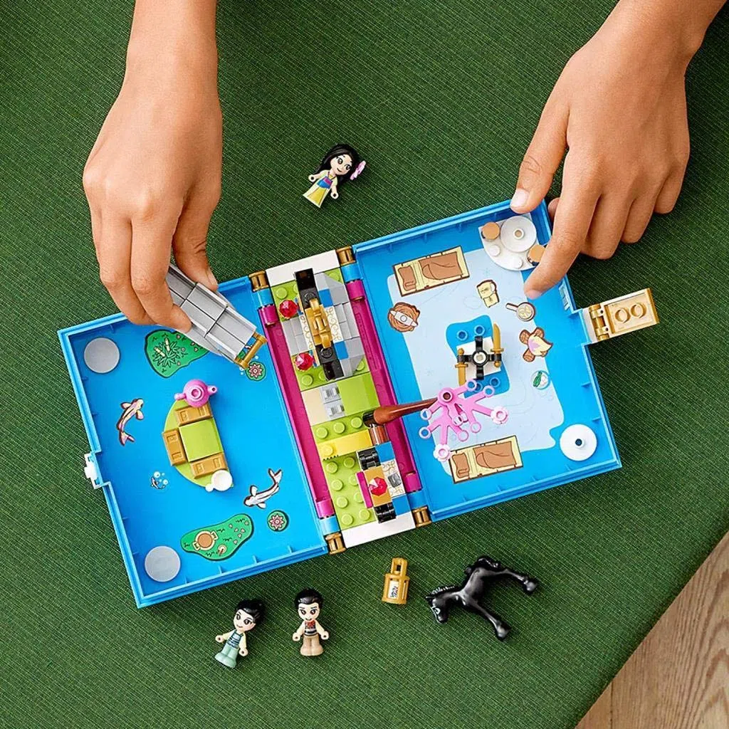 LEGO Disney Princess Il Libro delle Fiabe di Mulan, Playset con la Figura di Khan Il Cavallo, Giocattolo in Valigetta da Viaggio, 43174