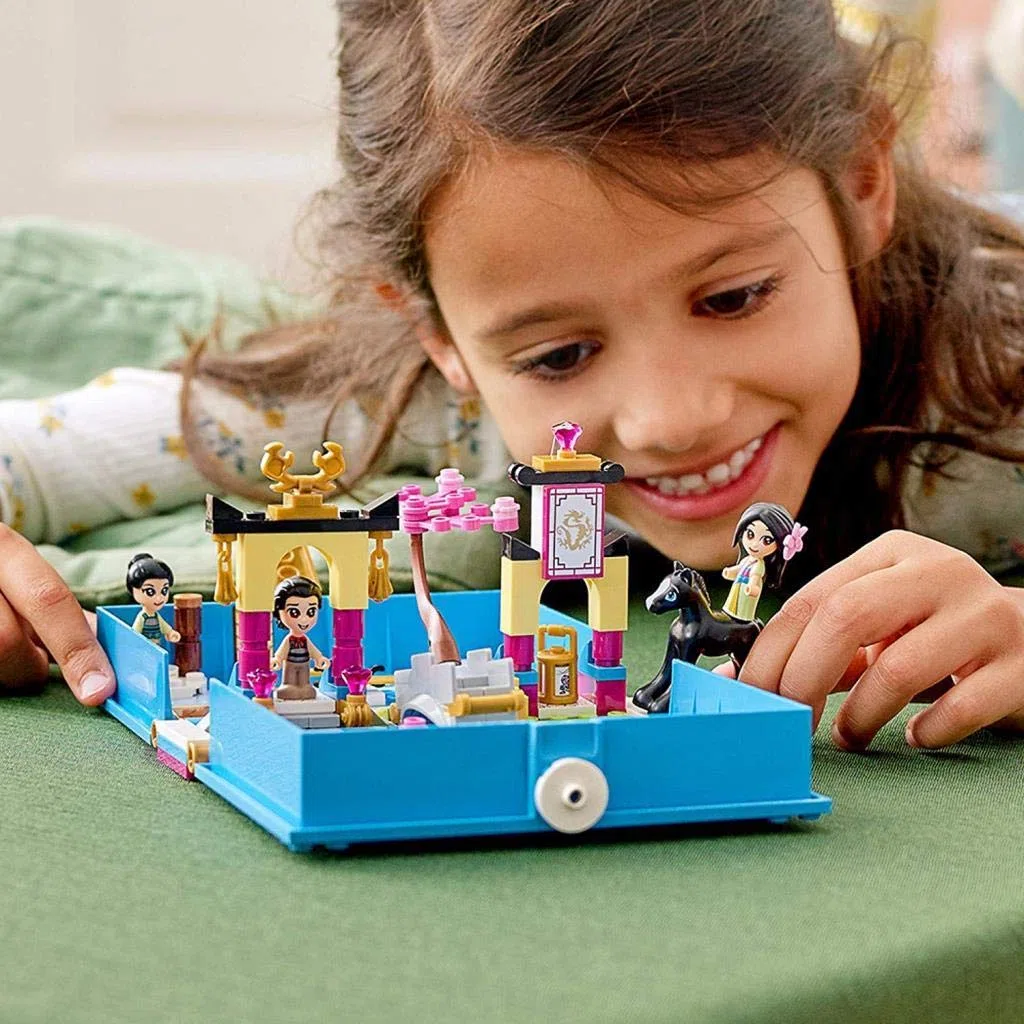LEGO Disney Princess Il Libro delle Fiabe di Mulan, Playset con la Figura di Khan Il Cavallo, Giocattolo in Valigetta da Viaggio, 43174