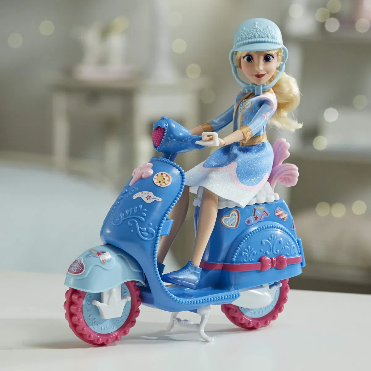 Disney Hasbro Princess Comfy Squad (Bambola Fashion Cenerentola con Scooter, Casco e Adesivi per Personalizzare, Ispirata al Film Ralph spacca Internet), Multicolore, E8937