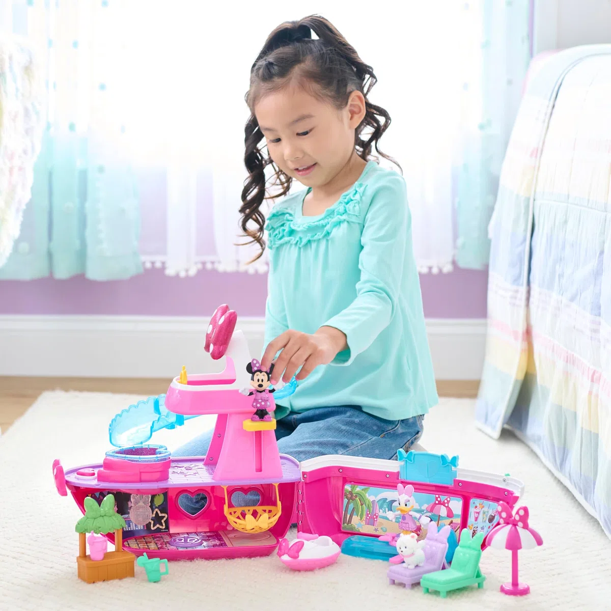 Just Play Disney Junior Minnie Mouse Yacht Playset con effetti sonori e luminosi, 14 accessori, giochi di finzione, giocattoli per bambini dai 3 anni
