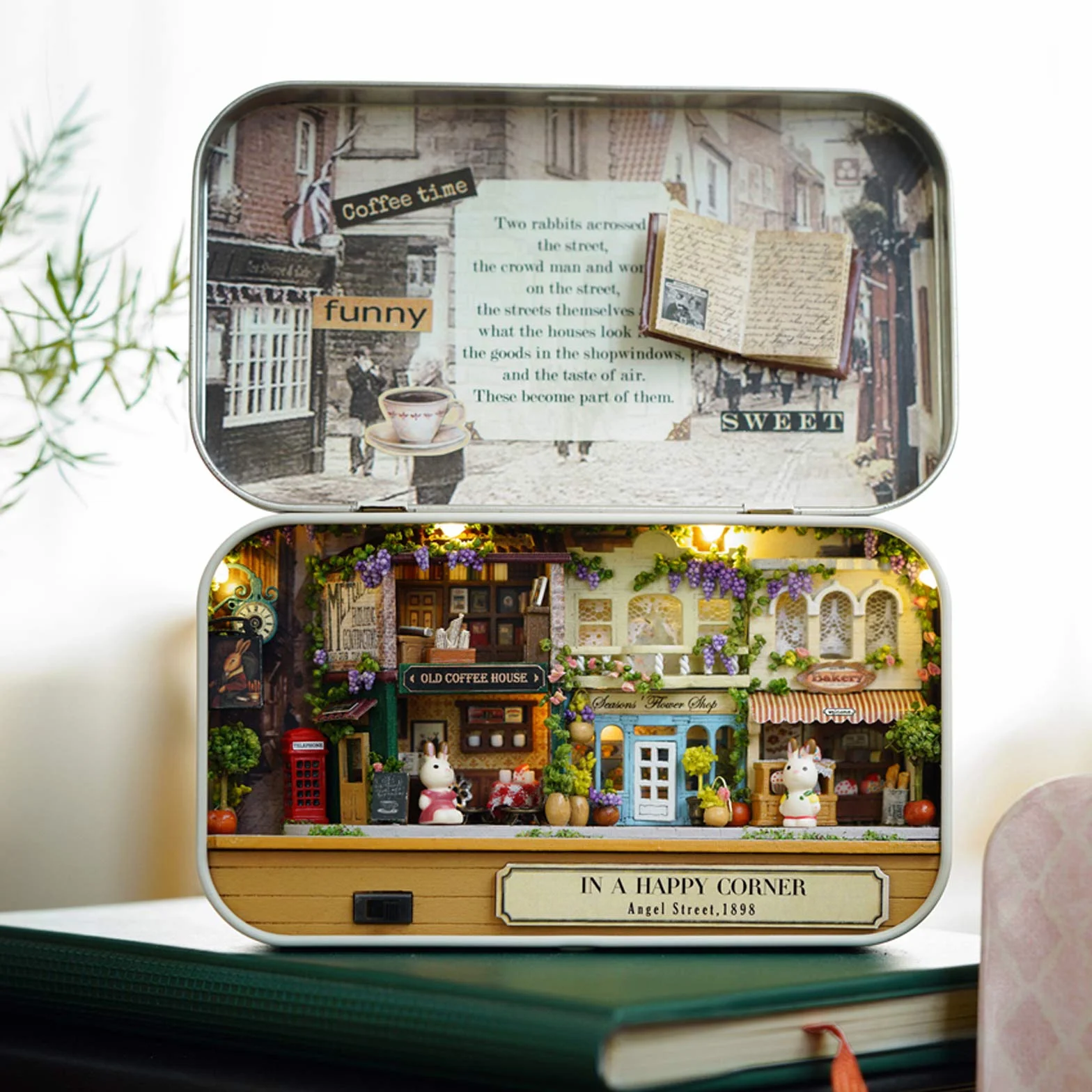 Cuteefun Kit Casa in Miniatura Fai-da-Te da Costruire in Scatola per Adulti, Mini Teatro Fatto a Mano, Regali Creativi Artigianali per Donne (Happiness Corner)
