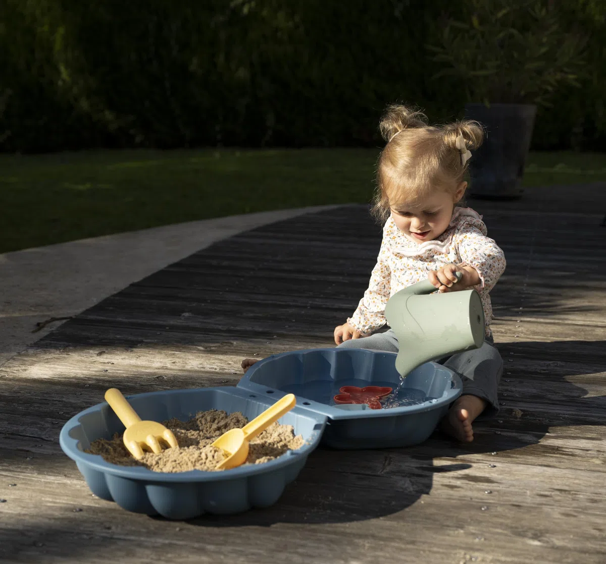 Smoby Life - Mini Sabbiera Doppia - A forma di conchiglia - Paletta, rastrello, stampo per sabbia, annaffiatoio - Materiale riciclato - Dai 18 mesi - Prodotto in Francia