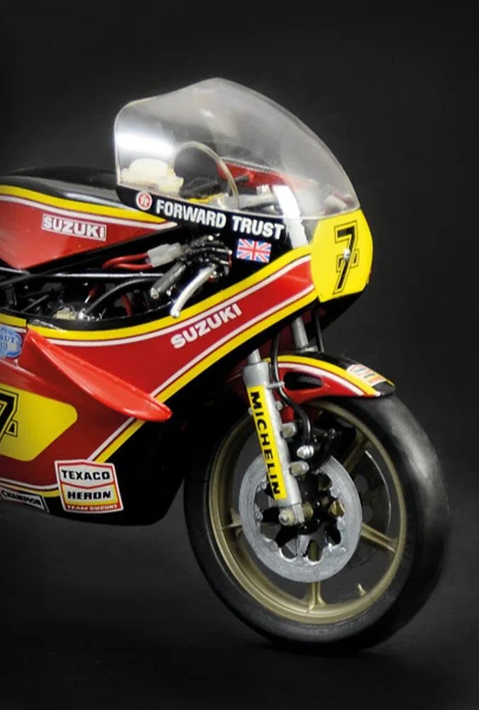 Italeri 4644 Suzuki RG 500 XR27 1978 Team Heron - Barry Sheene, scala 1/9, plastic model kit, modello in plastica da montare, modellismo, moto, Multicolore