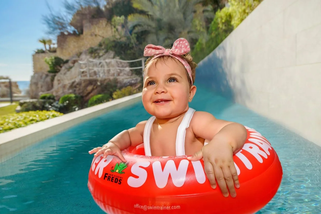 FREDS SWIM ACADEMY SWIMTRAINER Classic Rosso - Allenatore di nuoto per bambini dai 3 mesi ai 4 anni - aiuto gonfiabile per il nuoto per abituarsi all'acqua, per principianti