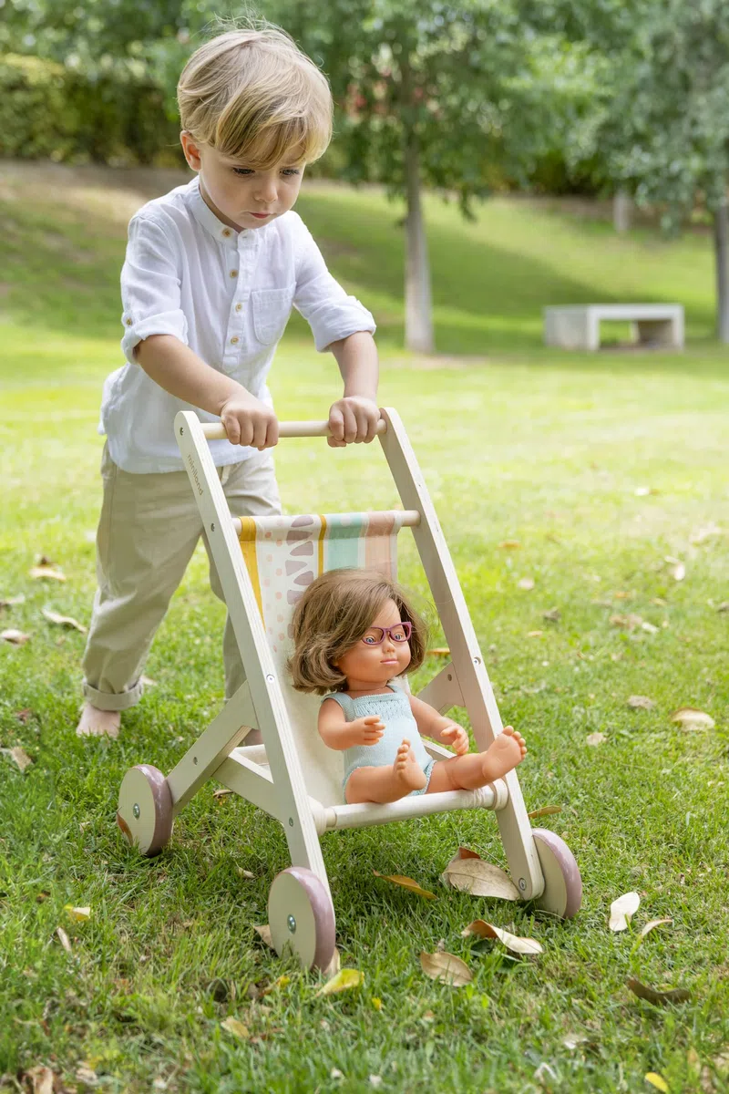 Miniland Dolls Carrello per bambole. Realizzato in legno proveniente da foreste sostenibili (FSC).