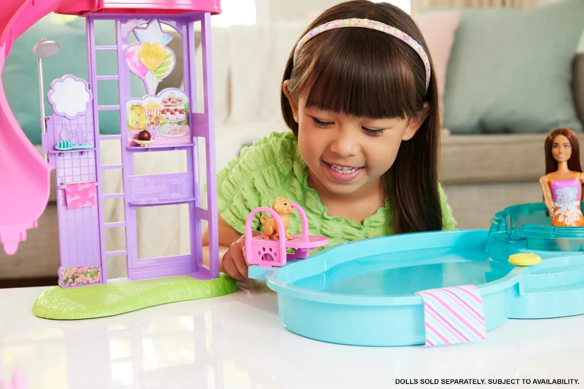 Barbie Piscina dei Sogni, playset con 6 Aree di Gioco, tra Cui Scivolo e Vasca idromassaggio, Oltre 20 Accessori Come Cuccioli, galleggianti e Molto Altro, JFP01