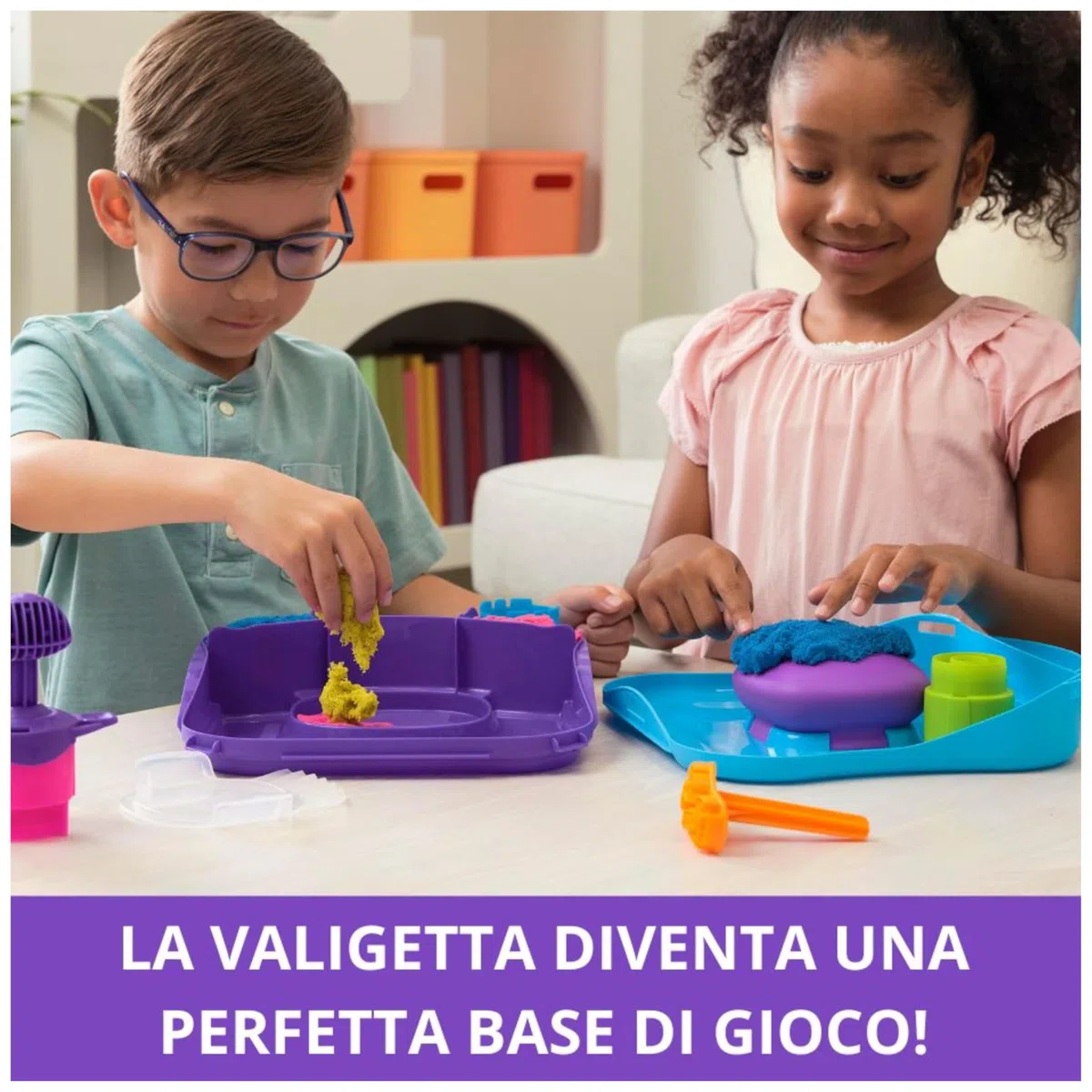 Kinetic Sand, Set di Gioco Squish Motion, Sabbia Colorata Rosa, Gialla, Blu, Sabbia Cinetica 453g, 5 Accessori, Comoda Valigetta. Giocattoli per Bambini e Bambine, 3+ anni