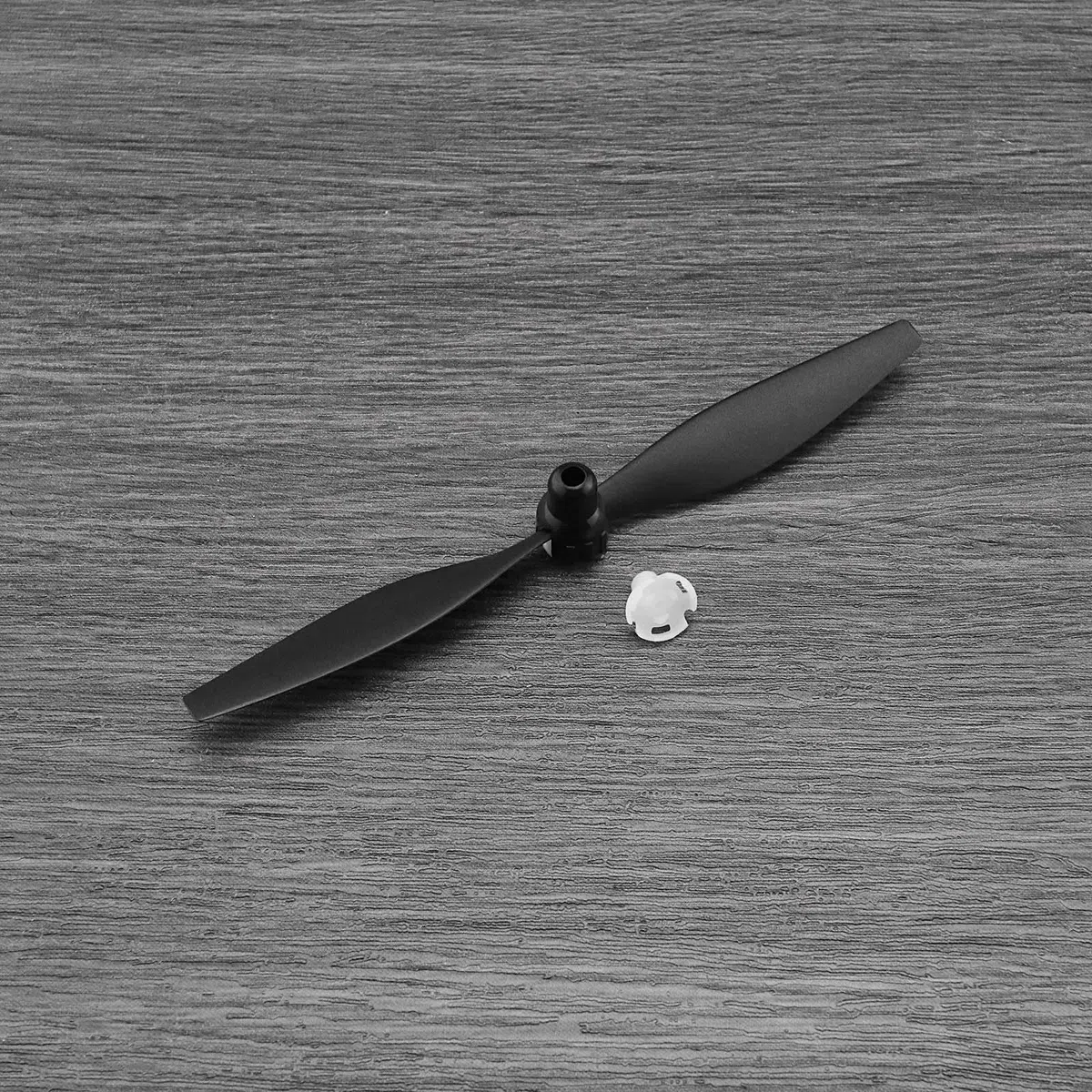 The Lord of the Tools 3 set di eliche di ricambio per aereo RC, compatibili con VOLANTEXRC F4U/T-28, include 3 pezzi di eliche per aereo e 3 adattatori per aerei