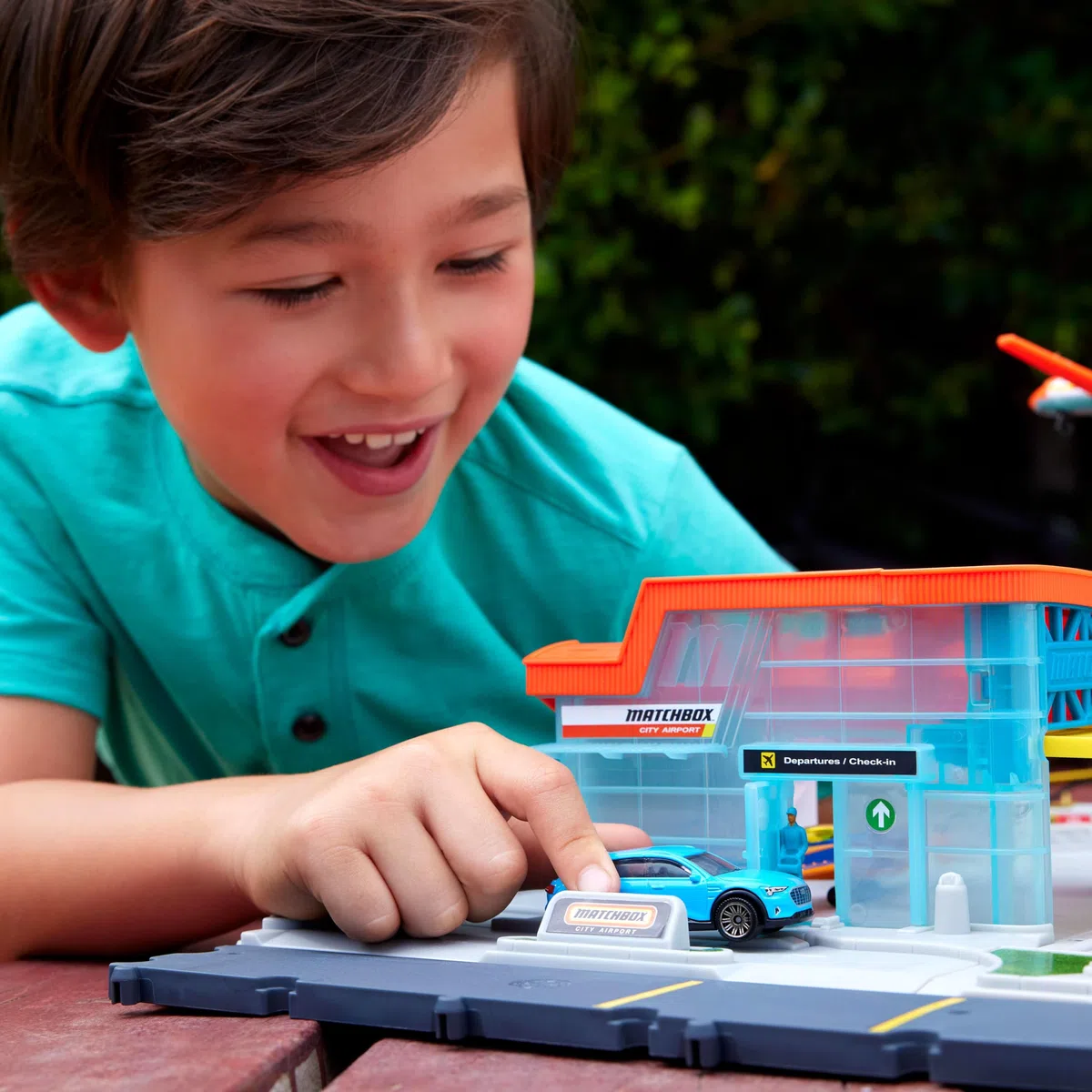 Matchbox - Decollo in Aeroporto, playset con torre di controllo e controller, pista, hangar e due veicoli, include un aereo e 1 Audi in scala 1:64, giocattolo per bambini, 3+ anni, JBW37