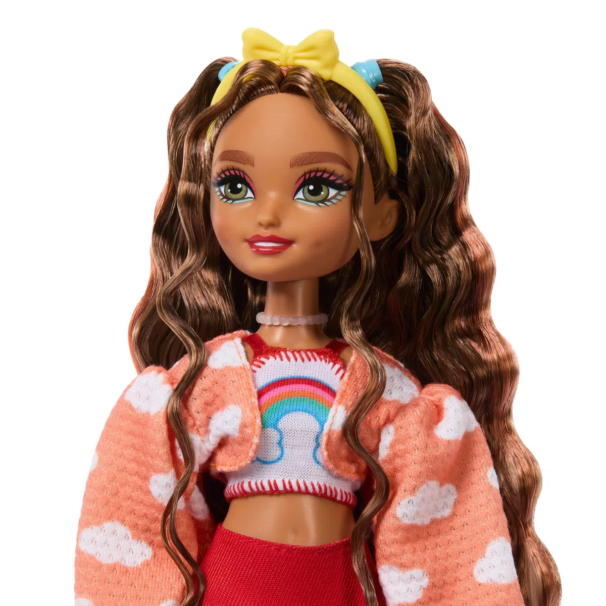Barbie Dream Besties, Teresa, bambola snodata alla moda con pattini a rotelle e capelli castani, 9 accessori a tema videogiochi inclusi, giocattolo per bambini, 4+ anni, JFX98