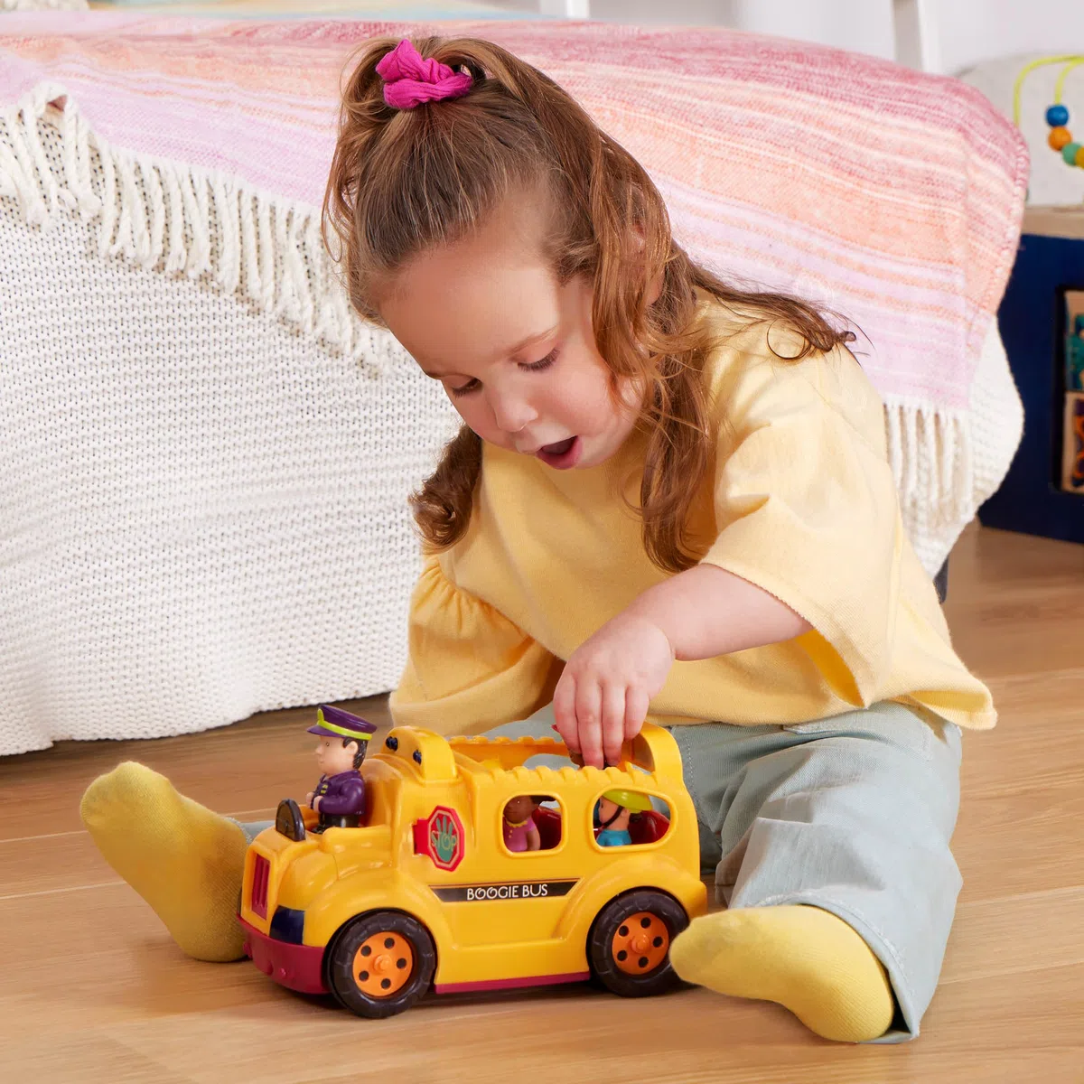 B. toys - Boogie Bus - Scuolabus giallo interattivo - Luci e suoni - Scuolabus giocattolo per bambini e ragazzi - Autista e passeggeri - 18 mesi +