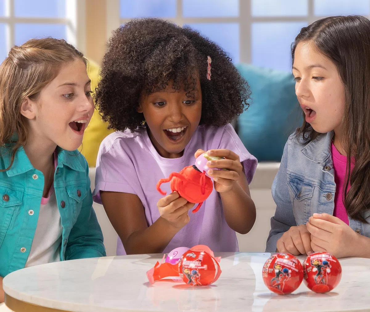 Miraculous Ladybug, giocattolo da collezione capsula 4-1, Set di 4, Miraball sorpresa: Kwami in peluche estensibile,Sfera di metallo con immagini dei personaggi,Adesivi luccicanti,Nastro per appendere