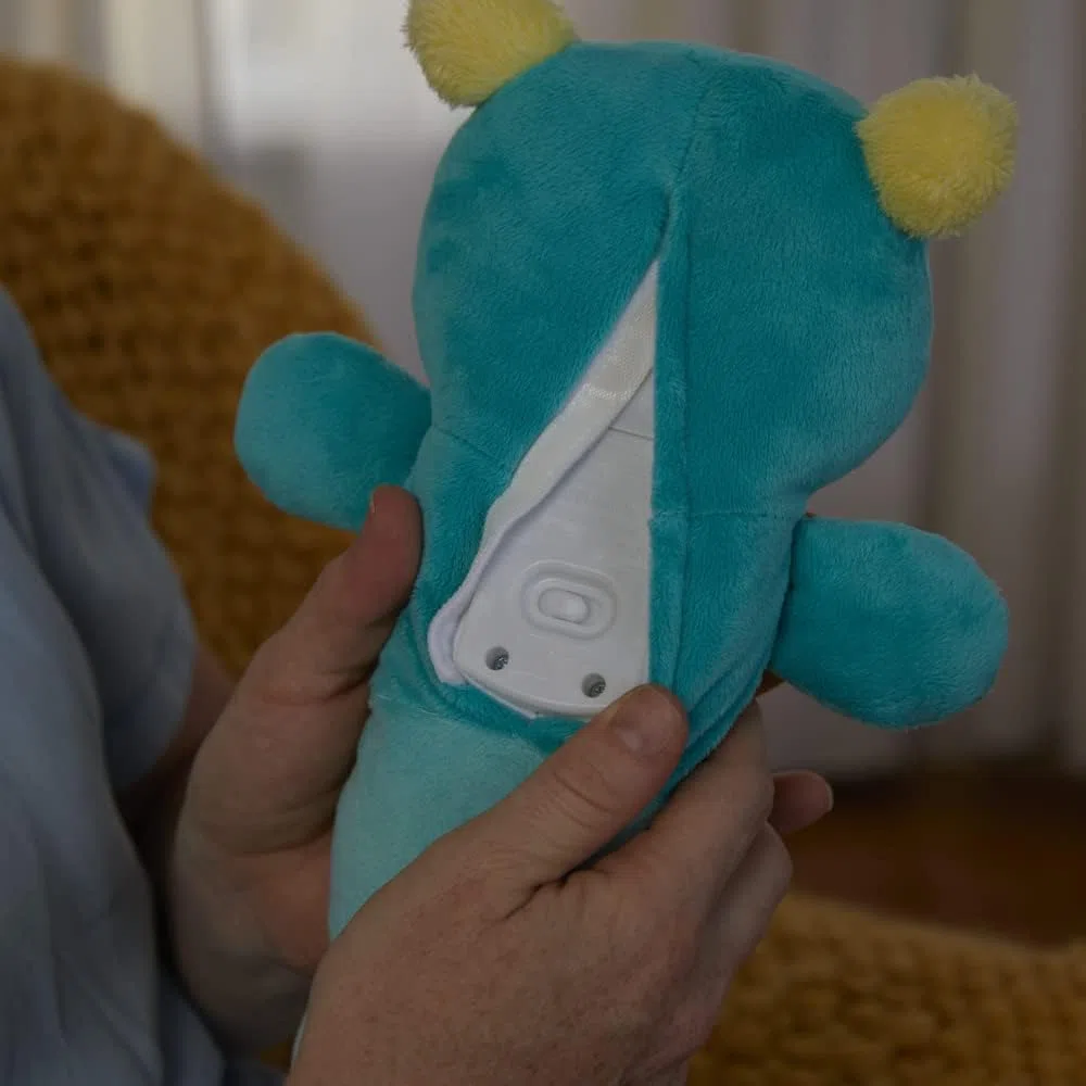 Playskool Glo Worm SmartSense, Peluche morbido con sensore di pianto e voce registrabile [Esclusivo Amazon]