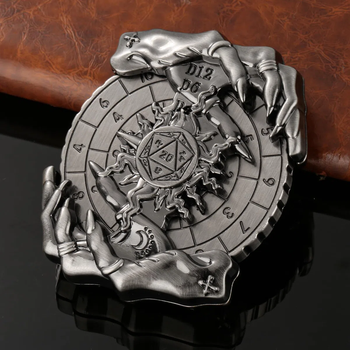 Mano Magica DND Ruota Dadi Spinner, 7-in-1 Metallici Spinner di Dadi, Roulette Mano Magica, Regali D&D, Sacchetto Regalo con Logo Drago, Giochi di Ruolo, Accessori per Giochi da Tavolo, Argento Scuro