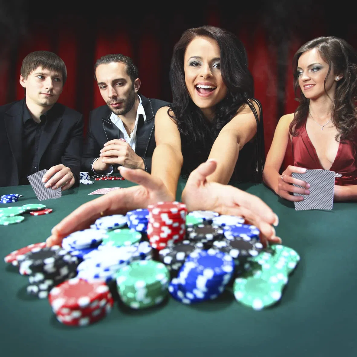 Global Gizmos - Set di Chip, Dadi e Carte da Poker in Custodia di Alluminio, 200 pz