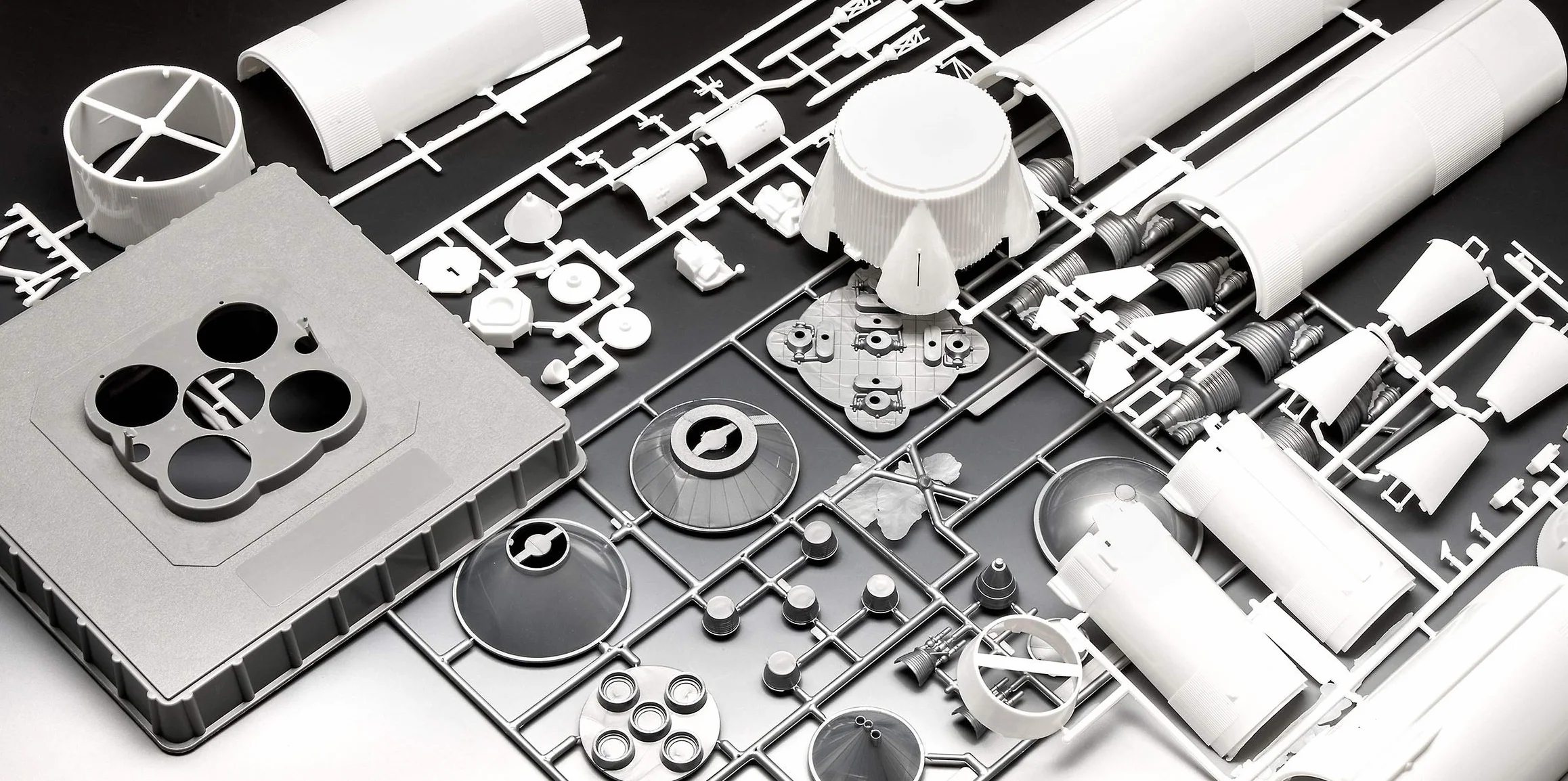 Revell 04909 - Apollo Saturn V Kit di Modello in Plastica, Scala 1:144