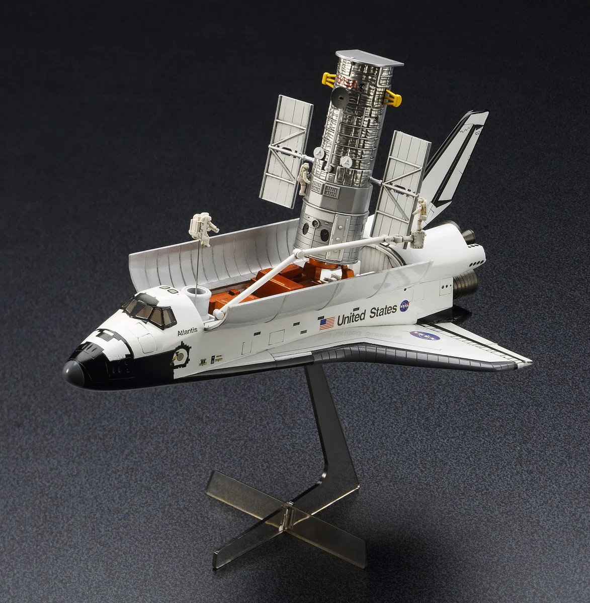 Hasegawa HLT10821 Hubble Space Telescope And Shuttle Orbiter con astronauti Model Kit, Scala 1: 200