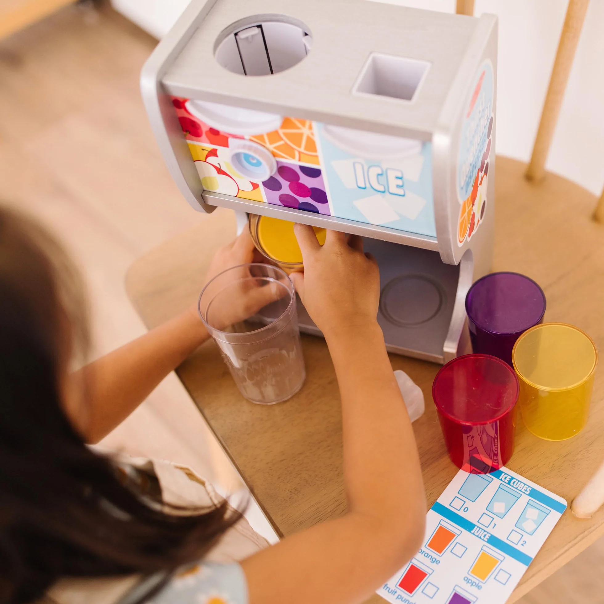 Melissa & Doug Distributore di Bevande in Legno con Bicchieri, Inserti con succhi, cubetti di Ghiaccio (10 Pezzi) Dispenser Dissetanti - Certificati FSC