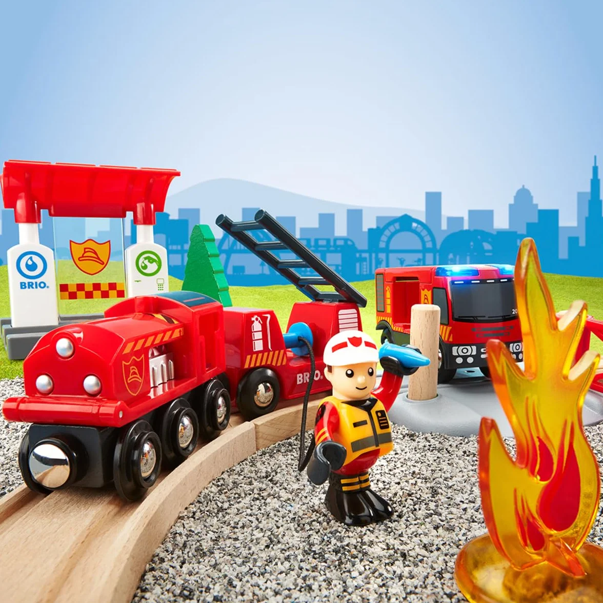BRIO World - Set Ferrovia dei Vigili del Fuoco, Set Costruzioni Trenino in Legno, Giocattolo per Bambino e Bambina 3+ Anni