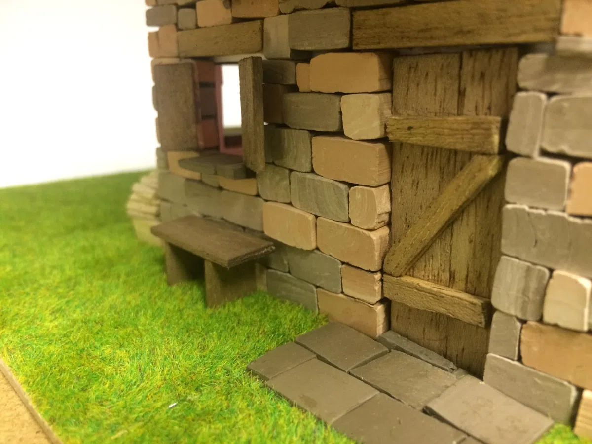DOMUS KITS Casa Trentina,Kit di montaggio in legno e mattoncini, assemblaggio necessario, scala 1:50