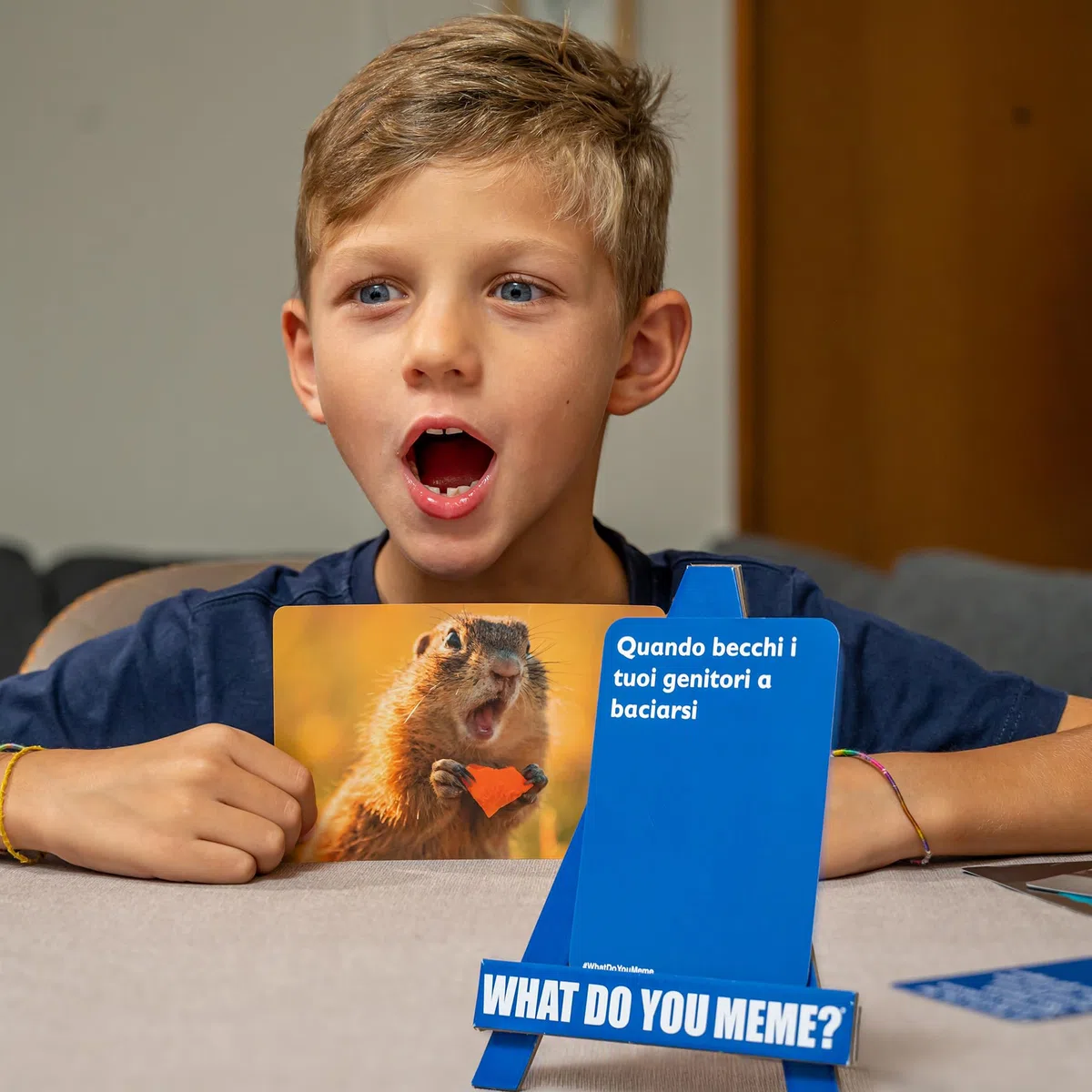 YAS Games - What Do You Meme Family - L'unico in Italiano - Party Game per 3 o più giocatori dagli 8 anni in su
